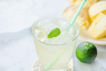 冷たいレモネード