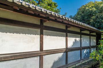 Fototapeta premium 東京都中央区 浜離宮恩賜庭園 日本庭園の芳梅提日本家屋の壁