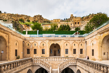 Fototapeta premium Mardin old town architecture and view with Mardin castle at the top. The historical old post office building in ancient city of Mardin, Turkey