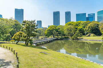 東京都中央区　浜離宮恩賜庭園　日本庭園と高層ビル　御堀　