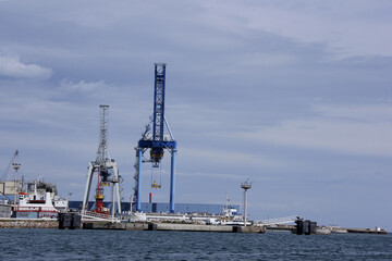Fototapeta premium grues sur le port
