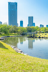 東京都中央区　浜離宮恩賜庭園　高層ビルと日本庭園