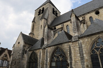Fototapeta na wymiar L'église catholique Saint Pierre, vue de l'extérieur, ville de Bourges, département du Cher, France