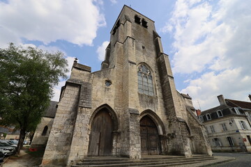 Fototapeta na wymiar L'église catholique Saint Pierre, vue de l'extérieur, ville de Bourges, département du Cher, France