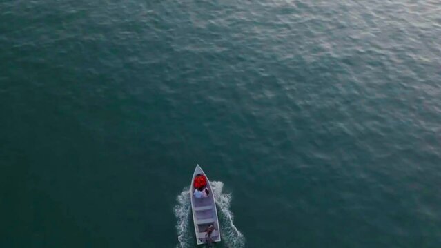 Barco navegando no oceano atlantico, vista a&eacute;rea, Ubatuba, Brasil