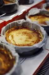 trata de queso horneada en su recipiente 