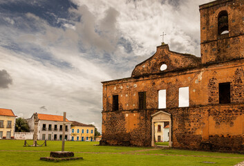 Ruínas de prédio antigo na cidade de Alcântara, MA.