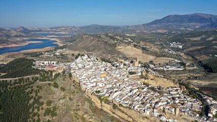 survol d'Iznájar, village blanc d'Andalousie dans la province de Cordoue dans le sud de l'Espagne