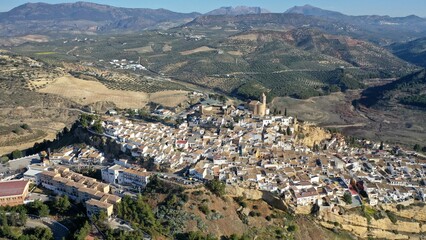 Fototapeta na wymiar survol d'Iznájar, village blanc d'Andalousie dans la province de Cordoue dans le sud de l'Espagne