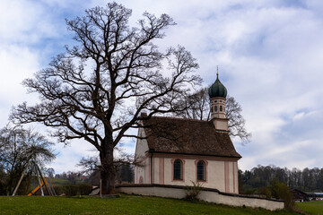 Kapelle neben einem gro&szlig;en Baum