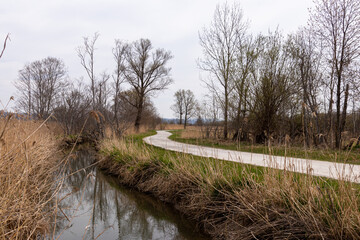 Weg und Gewässer im Murnauer Moos
