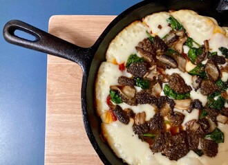 cast iron pizza with morel mushrooms