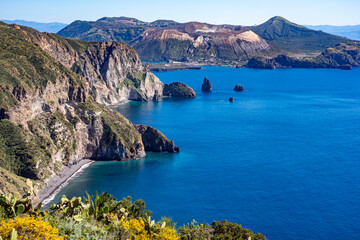 Fototapeta Sizilien: Küstenwanderung Insel Lipari - fantastischer Panoramablick auf die Felsen Faraglioni und Vulcano obraz