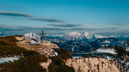 Fototapeta premium Gipfelkreuz mit Bergpanorama