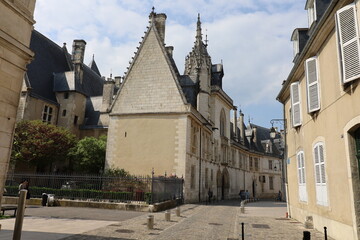 Obraz premium Vieille rue typique, ville de Bourges, département du Cher, France