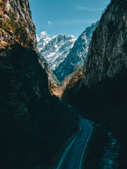 Berge mit Straße in den Alpen