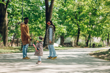 Obraz premium Multiracial family having fun in the park