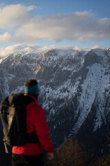 Bergmassiv mit Schnee