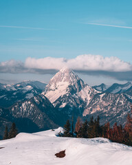 Berggipfel im Wolkenkleid