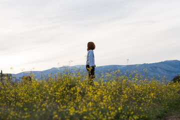 ni&ntilde;o en el campo