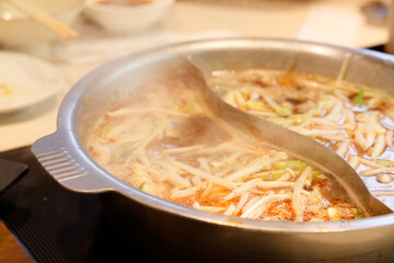鉄鍋で作る美味しそうな料理