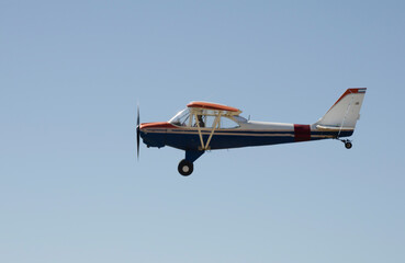 avioneta volando sobre fondo azul, helice girando soltndo el cable de remolque de planeador