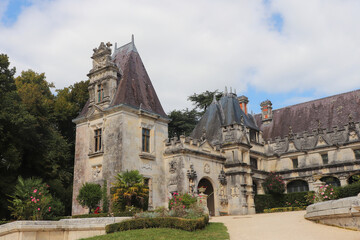 Fototapeta na wymiar Nouvelle Aquitaine - Charente-Maritime - Pons - Chateau d'Usson - Portail d'entrée du chateau