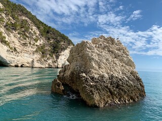 Gargano Kalkstein Felsen an der Adria in Apulien, Italien. Buchten, Höhlen, Strände an der Küste...