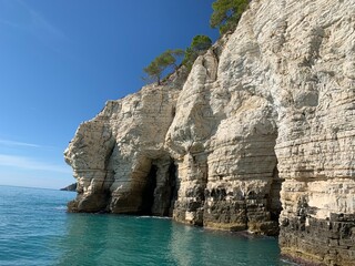 Fototapeta na wymiar Gargano Kalkstein Meeresgrotten, Bootstour an der Adria in Apulien, Italien. Buchten, Höhlen, Strände an der Küste der Adria