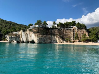 Küste Apulien - Gargano Nationalpark - Kalksteinfelsen am Meer - Adria in Italien, Europa