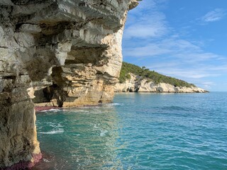 Küste Apulien - Gargano Nationalpark - Kalksteinfelsen am Meer - Adria in Italien, Europa