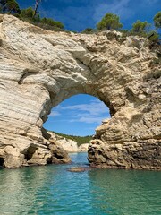 Felsgestein am Strand des Gargano Nationalparks mit Höhle in Apulien - Italien.