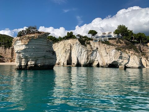 Gargano K&uuml;ste - Kalkstein Meeresgrotten, Bootstour an der Adria in Apulien, Italien. Buchten, H&ouml;hlen, Str&auml;nde an der K&uuml;ste der Adria