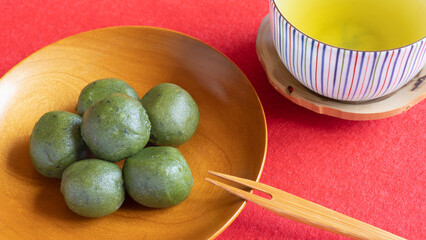 茶だんごと緑茶”Green Tea-flavored Dumplings”