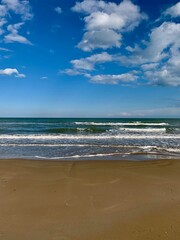 Sandstrand von Vieste an der Adria in Apulien - Italien.
Wellen türkis klares Wasser - Meer im Sommer