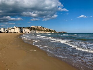 Panorama auf Vieste mit Strand – Stadt in Italien an der Adria Küste von Apulien am Meer