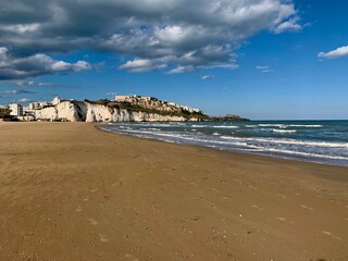 Fototapeta na wymiar Sandstrand am Meer Adria in Vieste - Italien Europa