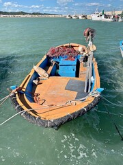 blaues Fischerboot /blau im Hafen von Vieste, in Apulien