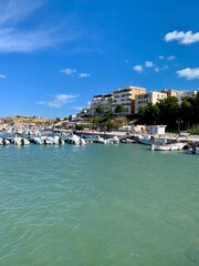 Blick auf den Hafen und die Boote von der Stadt Vieste in Apulien in Italien an der Adria