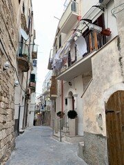 Gasse mit Wohnhäuser in der Stadt Vieste in Apulien, Italien - Europa