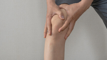 男性の膝の痛みイメージ