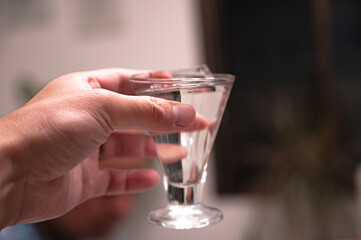 透明なお酒で乾杯