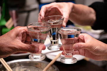 	透明なお酒で乾杯