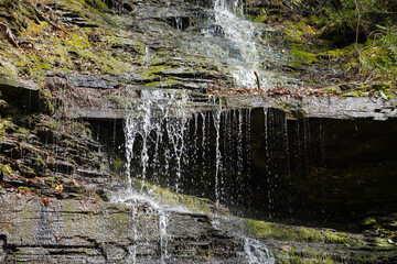 Obraz premium water dripping down small waterfall