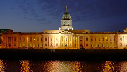 Obraz premium Custom House Dublin at night - Ireland travel photography