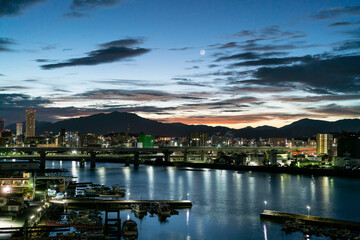 Fototapeta na wymiar 江波港から見えた夜明け前の細い月