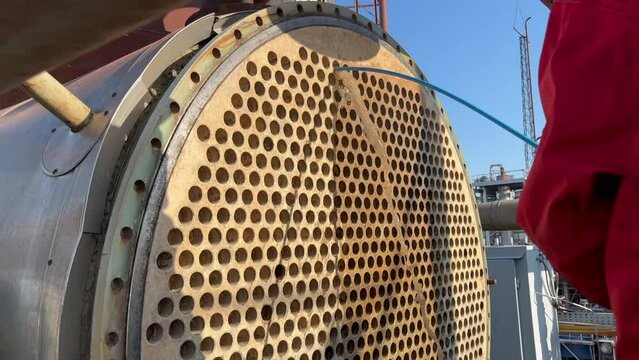 Cleaning of heat exchange equipment with a high-pressure hydraulic unit. Washing the shell and tube heat exchanger