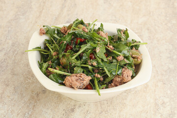 Salad with tuna and rucola