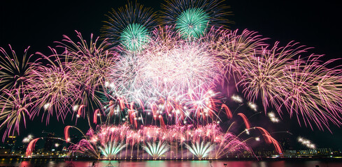 Fototapeta premium 日本の大阪で開催される、なにわ淀川花火大会。 