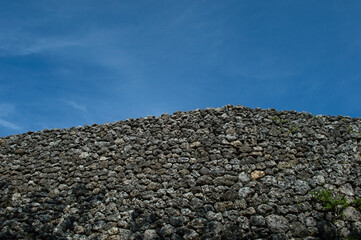 Fototapeta na wymiar 快晴の空と古い城跡の石垣